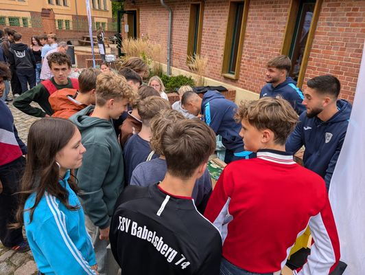 Nulldrei besucht Schule im Kiez